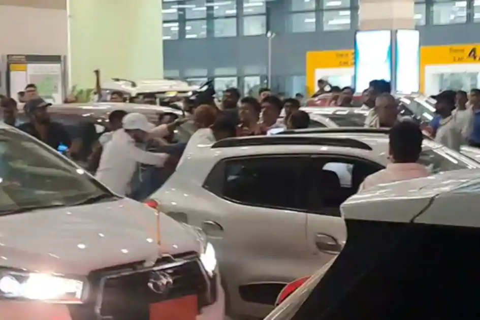 पटना एयरपोर्ट पर हंगामा, राजेश राम- शकील अहमद जान बचाकर भागे, 5 करोड़ में टिकट बेचने का लगा आरोप 