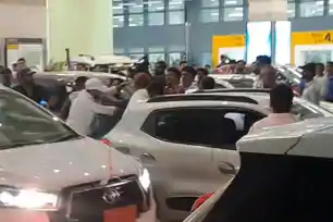 पटना एयरपोर्ट पर हंगामा, राजेश राम- शकील अहमद जान बचाकर भागे, 5 करोड़ में टिकट बेचने का लगा आरोप 