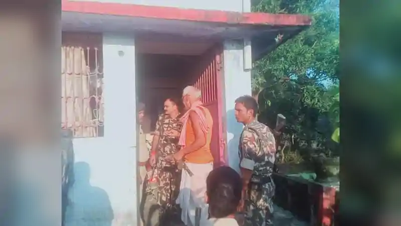 दारोगा जी गए थाना रपट लिखाने!, चौकीदार के घर के बगल में हो गई चोरी