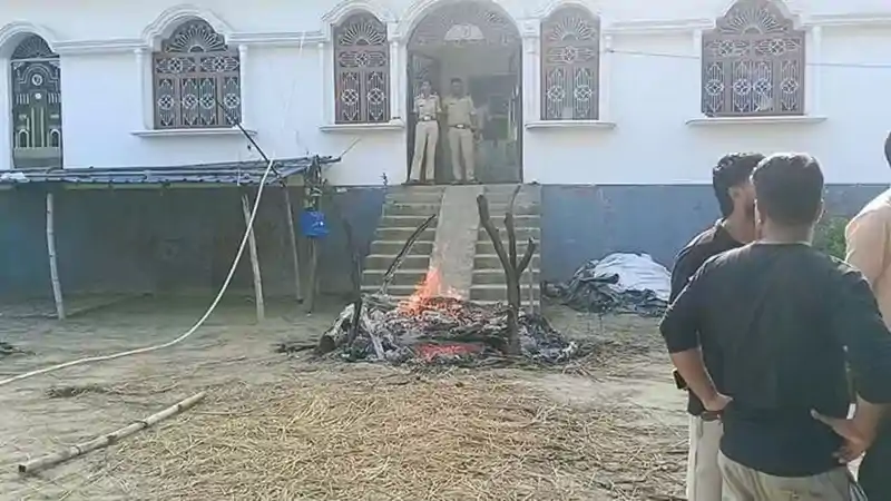 3 दिनों से लापता 12 वर्षीय छात्रा का शव बरामद, आरोपी के दरवाजे पर जलाई गई चिता 3 दिनों से लापता 12 वर्षीय छात्रा का शव बरामद, आरोपी के दरवाजे पर जलाई गई चिता