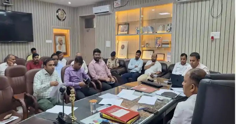 अवैध पार्किंग एवं यातायात नियमों के उल्लंघन पर होगी कार्रवाई, डीएम का निर्देश अवैध पार्किंग एवं यातायात नियमों के उल्लंघन पर होगी कार्रवाई, डीएम का निर्देश