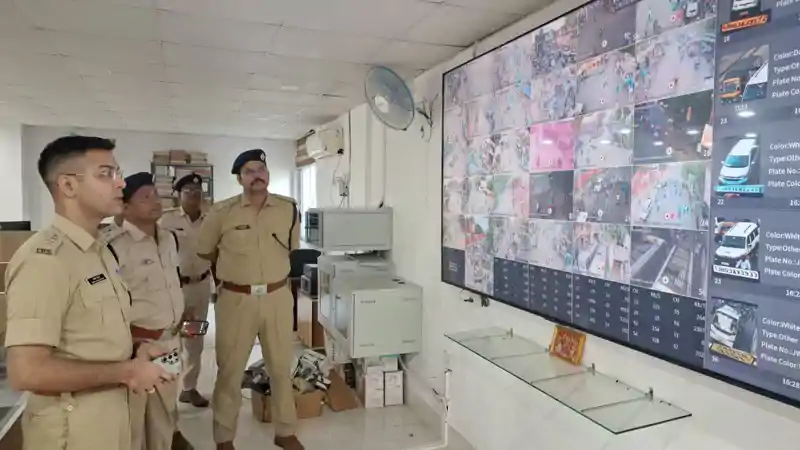 दुर्गा पूजा को लेकर CCTV कैमरे कराए गए दुरुस्त, थाना प्रभारी को एसपी ने किया सम्मानित दुर्गा पूजा को लेकर CCTV कैमरे कराए गए दुरुस्त, थाना प्रभारी को एसपी ने किया सम्मानित