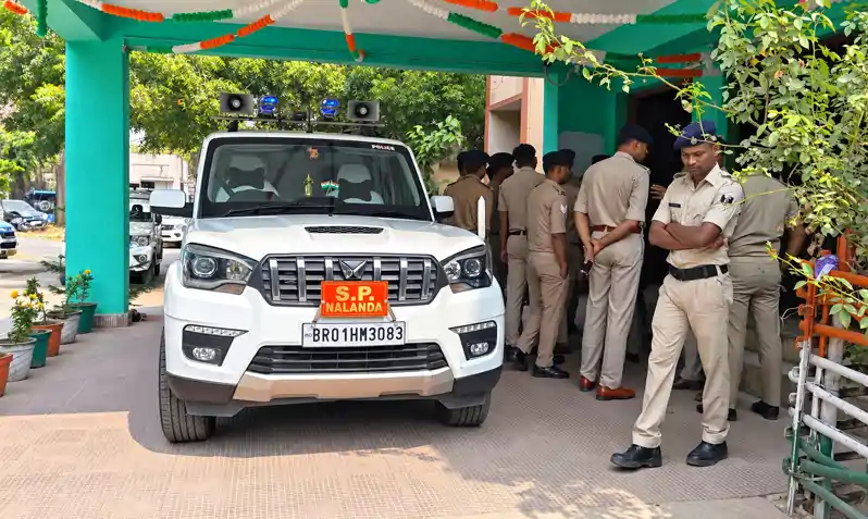 शराब तस्करों ने पुलिस टीम पर की फायरिंग, गोली लगने से सिपाही अजीत की मौत