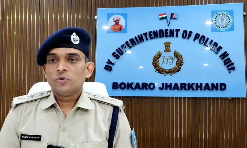 77 टीमों व 275 पुलिस पदाधिकारियों की एक साथ छापेमारी, 33 आरोपी भेजे गए जेल 77 टीमों व 275 पुलिस पदाधिकारियों की एक साथ छापेमारी, 33 आरोपी भेजे गए जेल