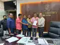 सदर अस्पताल में पत्रकार से मारपीट के मामले में कार्रवाई की मांग, डीएम से मिला पत्रकारों का शिष्टमंडल
