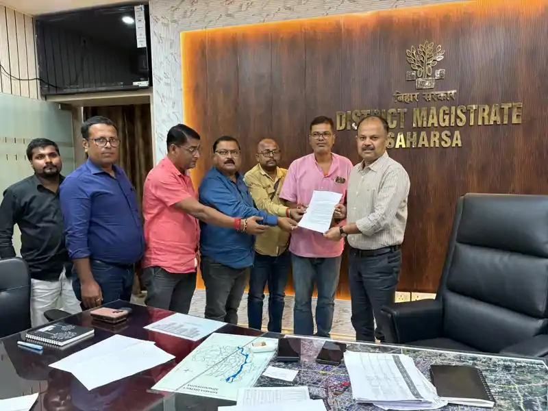सदर अस्पताल में पत्रकार से मारपीट के मामले में कार्रवाई की मांग, डीएम से मिला पत्रकारों का शिष्टमंडल