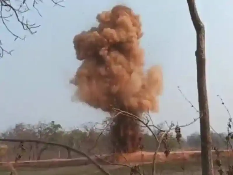 सारंडा में IED की चपेट में आने से एक जवान घायल, एयरलिफ्ट कर रांची भेजा गया सारंडा में IED की चपेट में आने से एक जवान घायल, एयरलिफ्ट कर रांची भेजा गया
