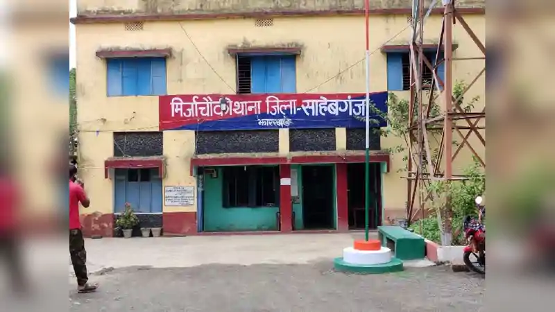 सड़क दुर्घटना में लहूलुहान व्यक्ति को पुलिस ने जीप से पहुंचाया अस्पताल, पेश की मानवता की मिसाल सड़क दुर्घटना में लहूलुहान व्यक्ति को पुलिस ने जीप से पहुंचाया अस्पताल, पेश की मानवता की मिसाल
