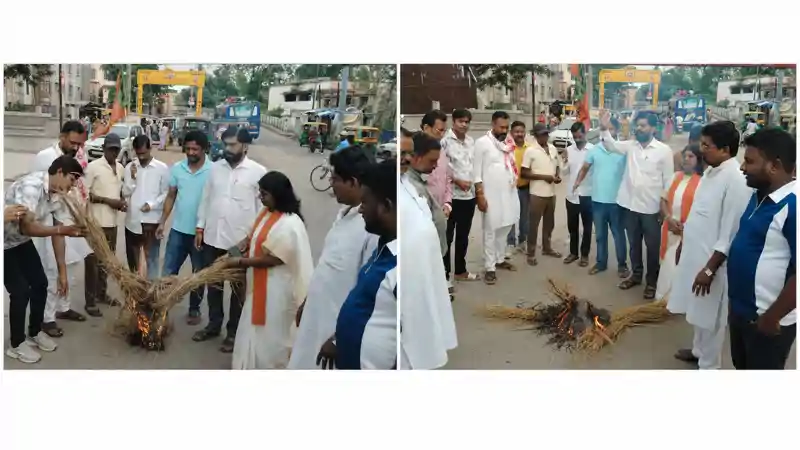 वंदे मातरम के अपमान के विरोध में फूंका गया कांग्रेस का पुतला, भाजयुमो ने जताया आक्रोश वंदे मातरम के अपमान के विरोध में फूंका गया कांग्रेस का पुतला, भाजयुमो ने जताया आक्रोश