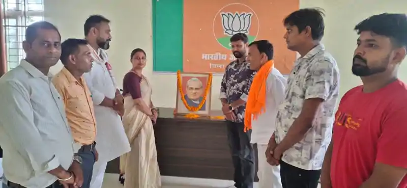 अटल जी की पुण्यतिथि पर भाजपा कार्यालय में श्रद्धांजलि, आदर्श राजनीति के शिखर पुरुष थे वाजपेयी अटल जी की पुण्यतिथि पर भाजपा कार्यालय में श्रद्धांजलि, आदर्श राजनीति के शिखर पुरुष थे वाजपेयी