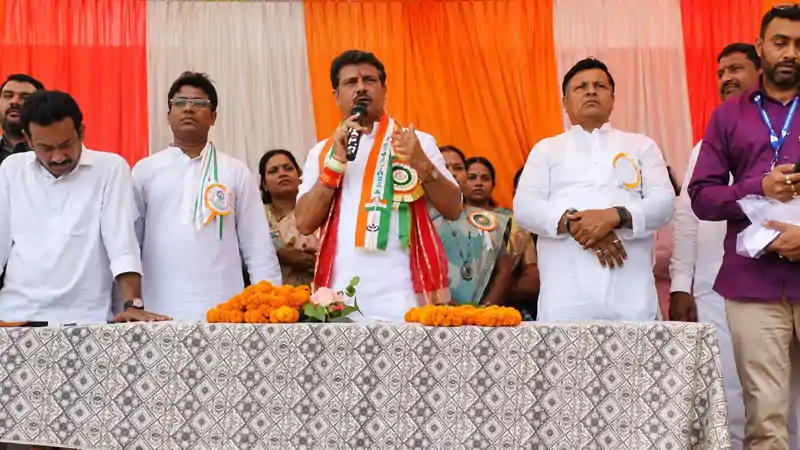 चिराग के विधायक की फिसली जुबान, छात्राओं ने पकड़ी विधायक जी की गलती 