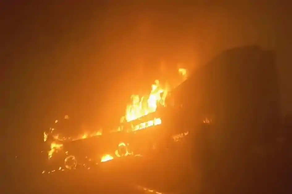 मथुरा : यमुना एक्सप्रेसवे पर कोहरे का कहर, 7 बस और 3 कारों में टक्कर, 4 की मौ*त, 25 घायल