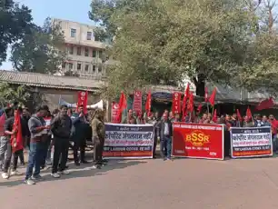 रांची : नये लेबर कोड्स के विरोध में श्रमिक संगठनों का प्रदर्शन, आम हड़ताल की चेतावनी