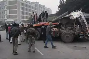 जमशेदपुर में तड़के भीषण सड़क हा*दसा, मरीन ड्राइव गोलचक्कर के पास ट्रेलर पलटा, चालक की मौ*त