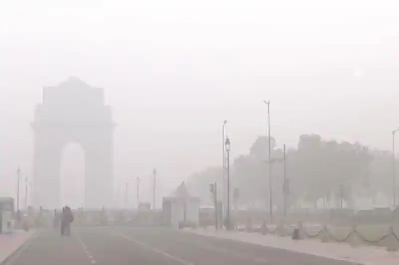 धुंध और धुएं की गिरफ्त में दिल्ली-एनसीआर, हवा बनी जानलेवा, 228 फ्लाइट कैंसल धुंध और धुएं की गिरफ्त में दिल्ली-एनसीआर, हवा बनी जानलेवा, 228 फ्लाइट कैंसल