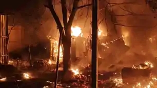 धनबाद स्टील गेट सब्जी मंडी में देर रात लगी भीषण आ*ग, 12 से अधिक दुकानें जलकर ख़ाक 