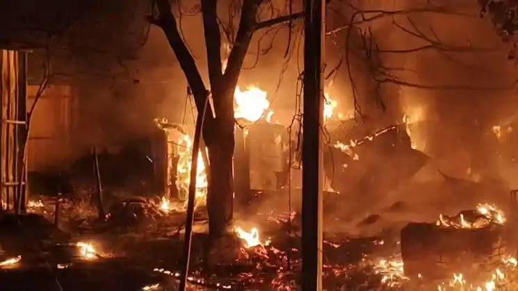 धनबाद स्टील गेट सब्जी मंडी में देर रात लगी भीषण आ*ग, 12 से अधिक दुकानें जलकर ख़ाक 
