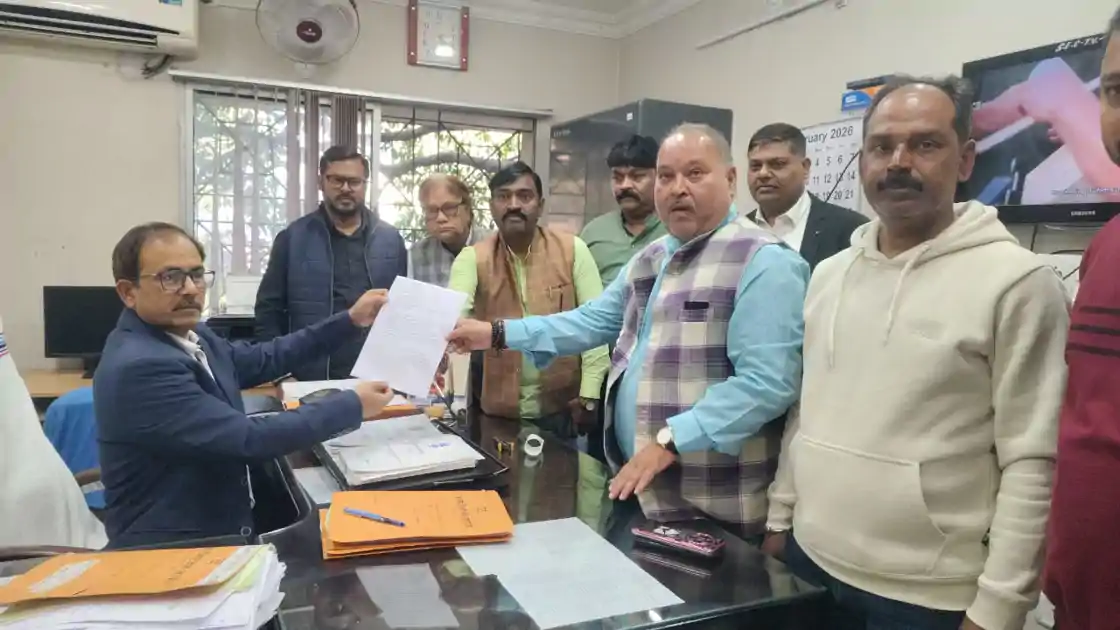  “बिस्किट छाप” प्रत्याशी के समर्थन में प्रचार सामग्री बांटने का आरोप, कांग्रेस ने निर्वाचन आयोग से की कार्रवाई की मांग