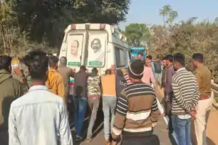 नेमरा में 108 एम्बुलेंस बनी ‘धक्का-सेवा’, सड़क हादसे में घायल महिला ने रास्ते में तोड़ा दम 