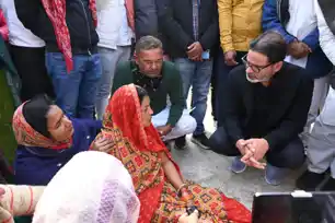 NEET छात्रा मौत मामला: प्रशांत किशोर ने पीड़िता के परिजनों से की मुलाकात, मां ने सुनाई आपबीती