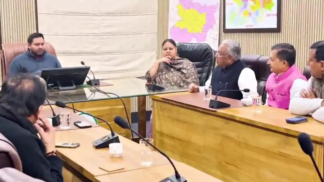 रोहिणी ने तेजस्वी की समीक्षा बैठक को बताया दिखावा, बोले- आसपास के गिद्धों को ठिकाने लगाने का साहस दिखाओ