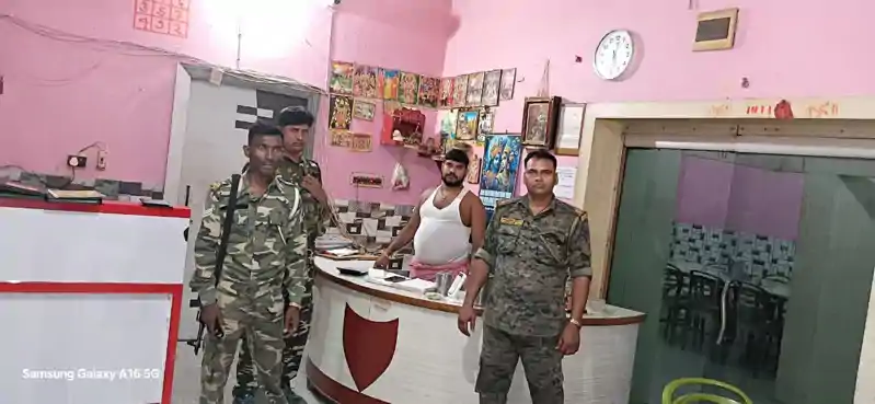 जामताड़ा पुलिस का ऑपरेशन 'नाइट चेक', होटल-लॉज और बस स्टैंड पर पुलिस की पैनी नजर जामताड़ा पुलिस का ऑपरेशन 'नाइट चेक', होटल-लॉज और बस स्टैंड पर पुलिस की पैनी नजर