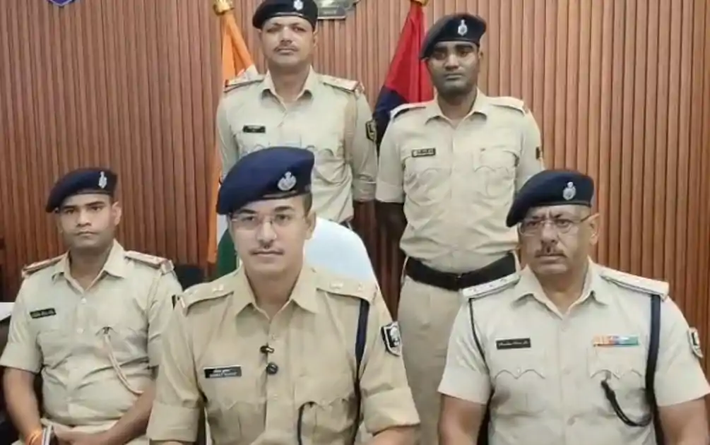 ऑटो में धूमकर दो युवतियां बेच रही थी स्मैक, हुई गिरफ्तार, एक किलो से ज्यादा स्मैक बरामद