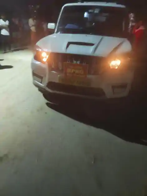 बीपीआरओ बोर्ड लगी गाडी से दारू बरामद, पुलिस जांच में जुटी
