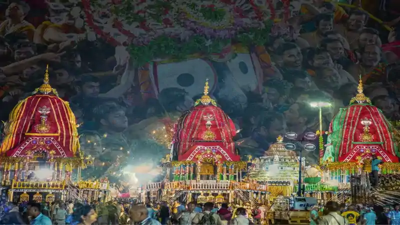 मौसीबाड़ी की ओर बढ़ेंगे प्रभु जगन्नाथ, दर्शन के लिए तड़के 3 बजे से लगी भक्तों की कतार मौसीबाड़ी की ओर बढ़ेंगे प्रभु जगन्नाथ, दर्शन के लिए तड़के 3 बजे से लगी भक्तों की कतार