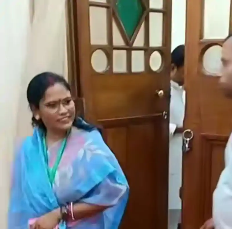 तेजस्वी यादव के कक्ष से बाहर निकलती दिखीं मांझी की बहू और समधन, सियासी चर्चा तेज तेजस्वी के कमरे से निकलती दिखीं मांझी की बहू और समधन