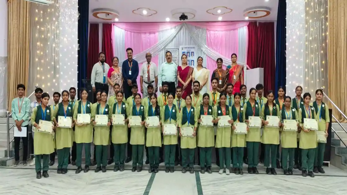 बोर्ड परीक्षा में शानदार प्रदर्शन पर संत डोमिनिक सेवियोज हाई स्कूल में छात्रों का भव्य सम्मान