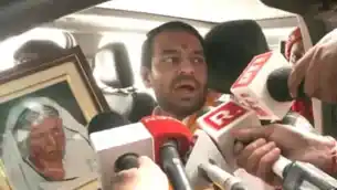 दादी की तस्वीर और गुरु को साथ लेकर नामांकन करने पहुंचे तेजप्रताप यादव, बोले- मुझे सिर्फ जनता से मतलब