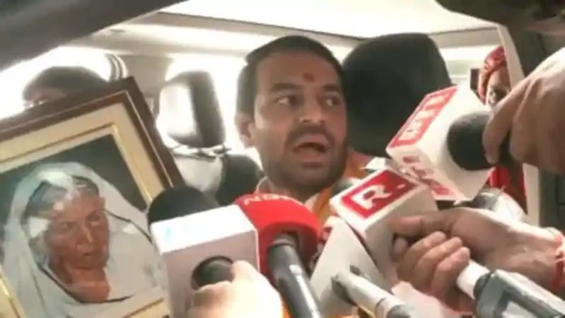 दादी की तस्वीर और गुरु को साथ लेकर नामांकन करने पहुंचे तेजप्रताप यादव, बोले- मुझे सिर्फ जनता से मतलब Tej Pratap