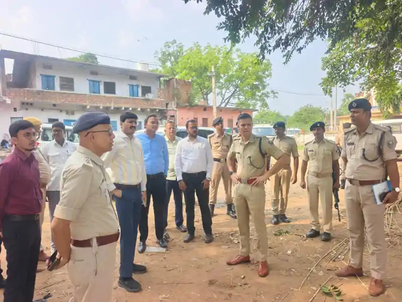 दुर्गा पूजा: डीएम-एसपी ने किया सोन नदी घाट व महुली घाट का निरीक्षण