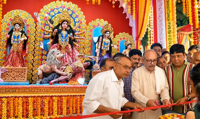 सार्वजनिक दुर्गा पूजा मंडप का भव्य उद्घाटन, विधानसभा अध्यक्ष रवींद्रनाथ महतो ने काटा फीता सार्वजनिक दुर्गा पूजा मंडप का भव्य उद्घाटन, विधानसभा अध्यक्ष रवींद्रनाथ महतो ने काटा फीता