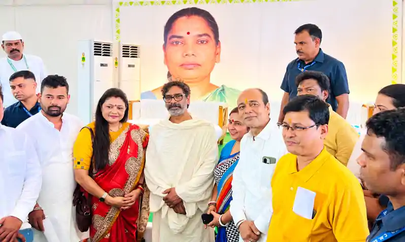 नेमरा पहुंचे संवेदक, सीएम से जताया शोक, अपनी समस्या से भी कराया अवगत नेमरा पहुंचे संवेदक, सीएम से जताया शोक, अपनी समस्या से भी कराया अवगत