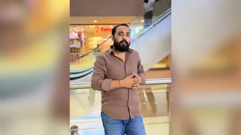 हुसैनाबाद में छोटू सिंह हत्याकांड का मुख्य आरोपी साकेत पाठक गिरफ्तार! परिजनों को आमने-सामने बैठाने पर विवाद हुसैनाबाद में छोटू सिंह हत्याकांड का मुख्य आरोपी साकेत पाठक गिरफ्तार! परिजनों को आमने-सामने बैठाने पर विवाद