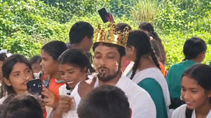 शिक्षा के मंदिर में 'धाय-धाय गोली': कटेया के सरकारी स्कूल में शिक्षक के जन्मदिन पर अश्लील गाने का वीडियो वायरल शिक्षा के मंदिर में 'धाय-धाय गोली': कटेया के सरकारी स्कूल में शिक्षक के जन्मदिन पर अश्लील गाने का वीडियो वायरल