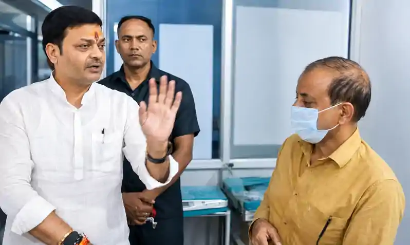 देर रात सदर अस्पताल पहुंचे प्रभारी मंत्री संजय सिंह; SNCU से गायब मिले डॉक्टर, बेड पर खून देख सीएस पर भड़के