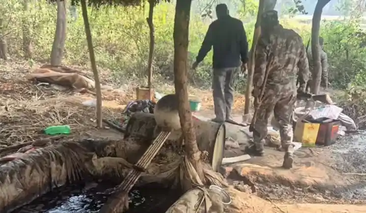 नीमडीह में अवैध शराब कारोबार का खुलासा, भारी मात्रा में जावा महुआ नष्ट