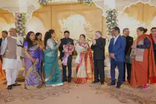 राज्यपाल के पुत्र के विवाह समारोह में शामिल हुए CM हेमंत और कल्पना सोरेन, नवदंपती को दी शुभकामनाएं