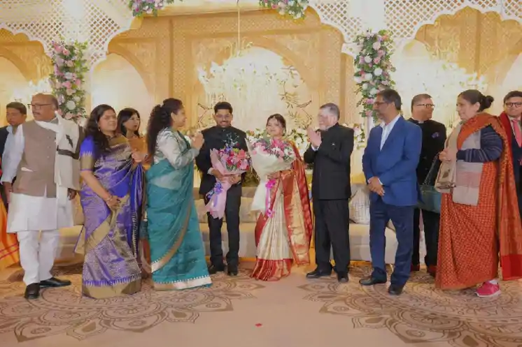 राज्यपाल के पुत्र के विवाह समारोह में शामिल हुए CM हेमंत और कल्पना सोरेन, नवदंपती को दी शुभकामनाएं