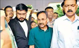 निलंबित IAS विनय चौबे की पत्नी ने बाजार मूल्य से कम कीमत पर खरीदी करोड़ों की संपत्ति 