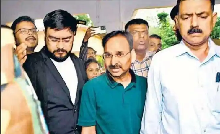 निलंबित IAS विनय चौबे की पत्नी ने बाजार मूल्य से कम कीमत पर खरीदी करोड़ों की संपत्ति 