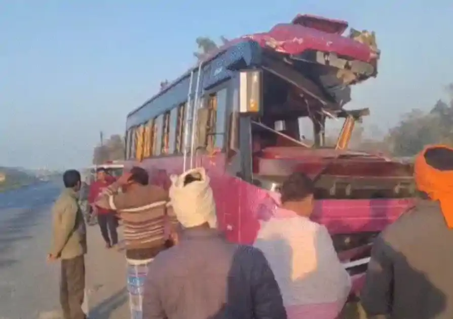 रोहतास में स्कूल बस-ट्रक की भीषण टक्कर, 2 शिक्षकों की मौत, 10 छात्र समेत 4 टीचर घायल