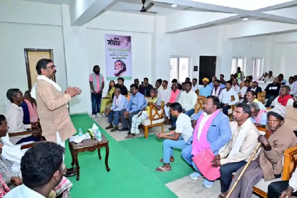 नेमरा गांव में पारंपरिक स्वशासन की अनोखी तस्वीर, CM हेमंत सोरेन बने ‘मांझी बाबा’ ग्राम प्रधान