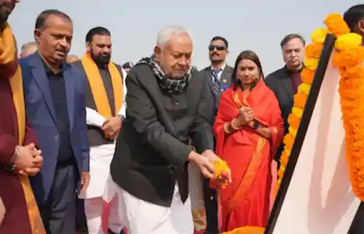 मोतिहारी में विराट शिवलिंग की स्थापना, CM नीतीश हुए शामिल, कई जगह से पहुंचे पंडित