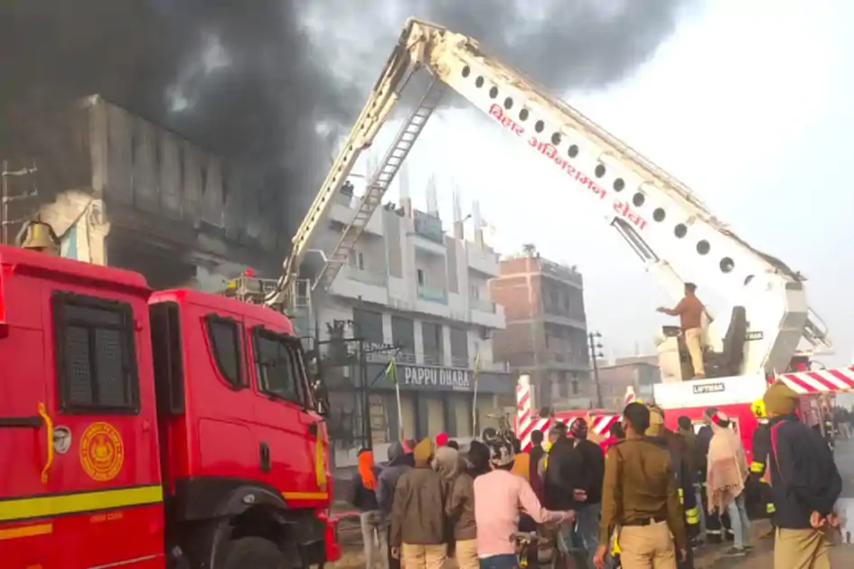 पटना में भीषण आग, धूं-धूं कर जली प्लास्टिक फैक्ट्री, 12 दमकल की गाड़ियां मौके पर पहुंची