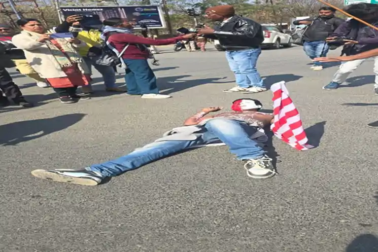 सोमा मुंडा ह*त्याकांड को लेकर आदिवासी संगठनों का शक्ति प्रदर्शन, प्रमुख चौराहों पर बंद का व्यापक असर 