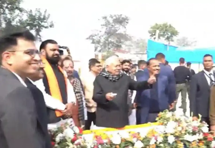 मोतिहारी में अनोखा नजारा: उद्घाटन के बाद योजनाओं के बोर्ड गिनने लगे नीतीश कुमार, अधिकारियों ने भी किया फॉलो